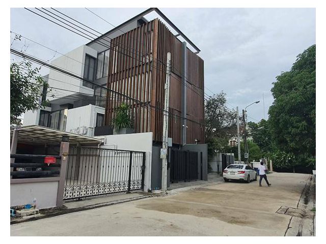 ขาย บ้านแฝด Pool Villa 4 ชั้น พระราม 9 ซอย 51  พื้นที่ 43 ตร.วา ทำเลดี เข้าเมืองสะดวก