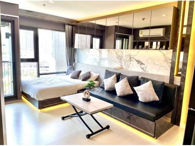 Beautiful unit available at Rhythm Sukhumvit 36-38