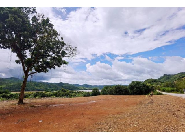 Land for sale next to the Mekong River, Chiang Khan, next to the main road, mountain view, superb location