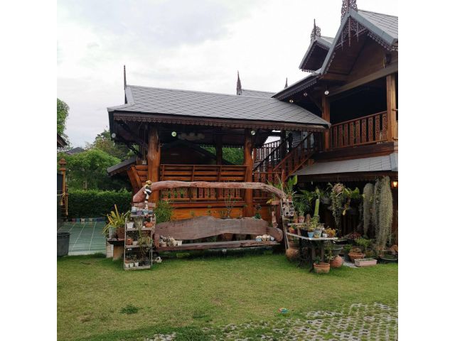 Land for sale with buildings that can be converted to use as a Thai restaurant or resort or other business, Bang Lamung,