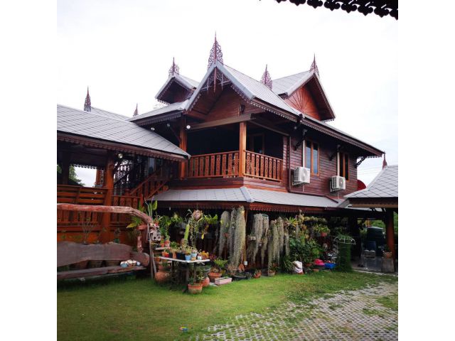 Land for sale with buildings that can be converted to use as a Thai restaurant or resort or other business, Bang Lamung,