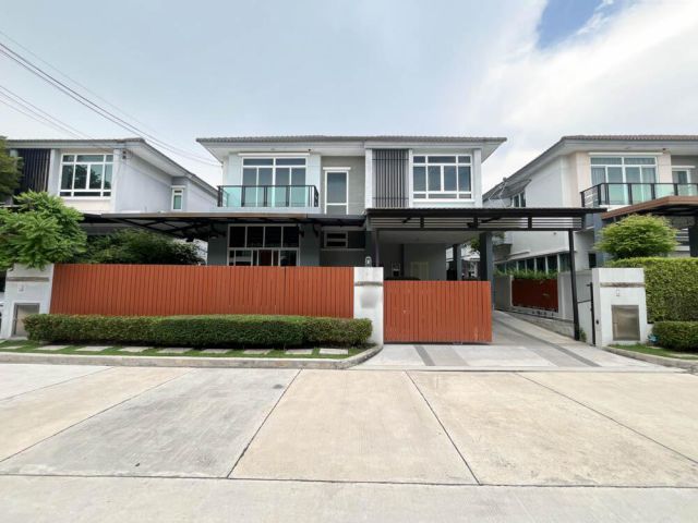 Urgent sale, luxurious 2-story detached house, Bangkok Boulevard Village, Rama 9-Srinakarin, fully built-in. Near Wellin