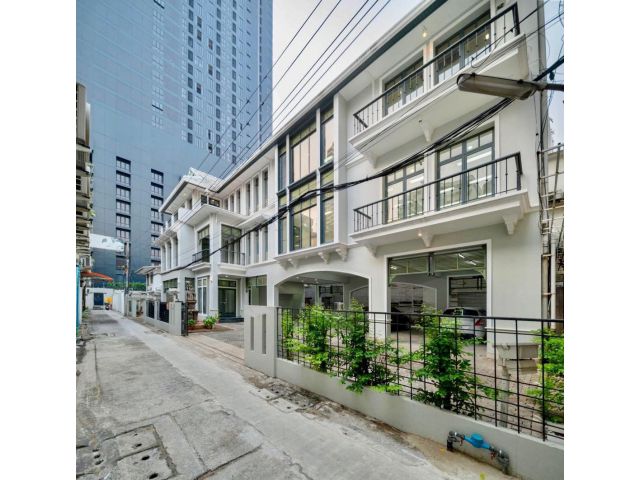 R624-059 ขายoffice  ออฟฟิศ/สำนักงาน ใจกลางเมืองซอยสุขุมวิท 19 อาคาร3ชั้น ขนาดที่ดิน 115 ตรว. พื้นที่ใช้สอย 485 ตรม.5 ห้องทำงาน 8 ห้องน้ำ 4 ห้อง