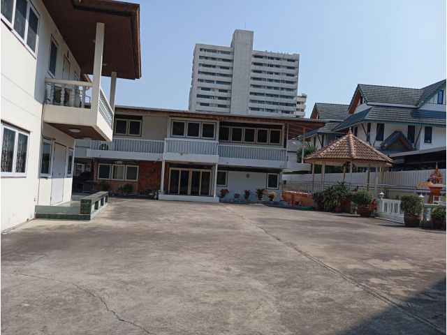 Bigger land with old house on sale sukhumvit 50