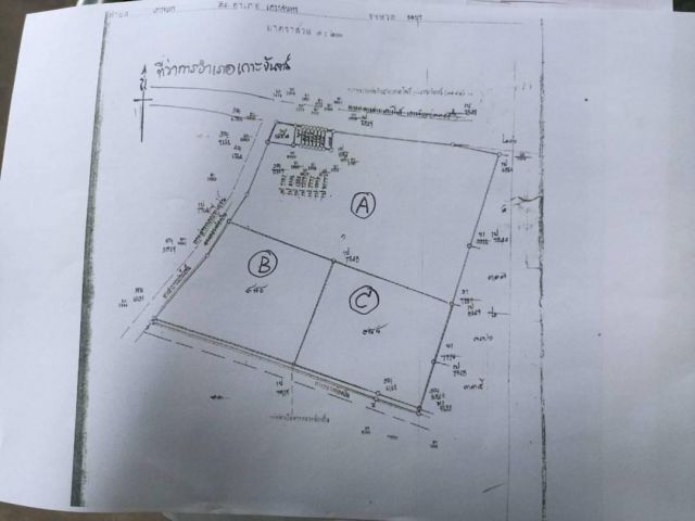 R624-039ขายที่ดิน ติดถนน 4 เลน ทำเลดี ตรงข้ามเยื้องที่ว่าการอำเภอ เกาะจันทร์ จังหวัด ชลบุรี ที่ดิน รวม 39ไร่  ราคาไร่ละ 1.8 เหมาะสำหรับทำการค้าขาย แ