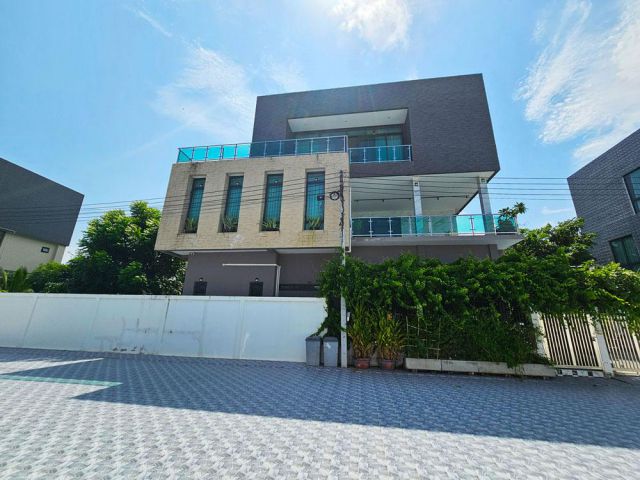 ขายบ้านเดี่ยว 3 ชั้น Verona by อุ่นไอรัก Pool Villa - Fully Furnished