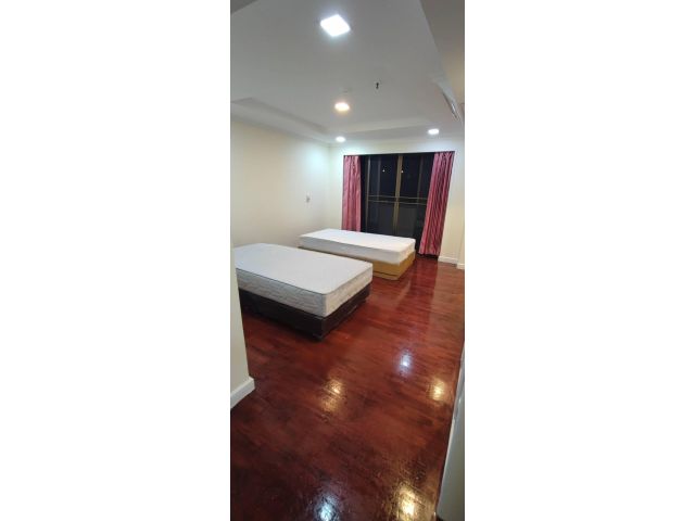 Rent Condo 3 Beds 4  Baths  area  265 sqm. Sukhumvit18